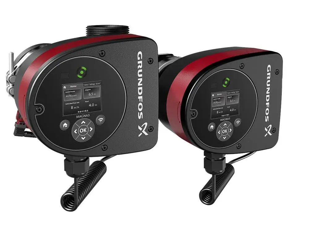 Zwei Grundfos Umwälzpumpen mit digitalen Displays, Steuerungselementen und Anschlussleitungen, in schwarz und rot gestaltet.